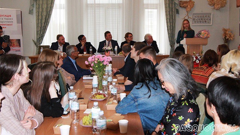 Vietnamese language teaching textbooks launched in Ukraine